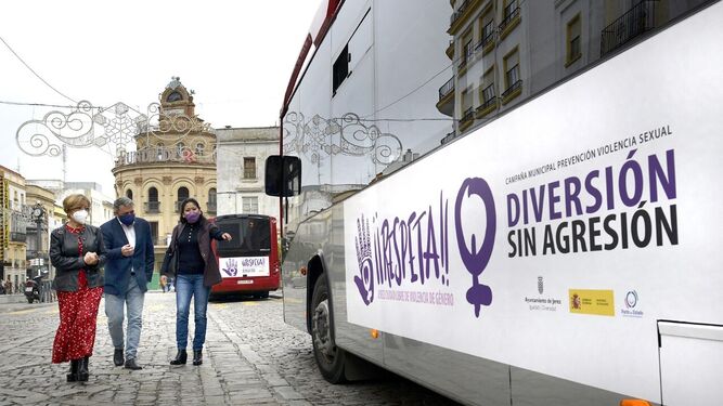 Image de la campaña ‘Diversión sin agresión’ en uno de los autobuses urbanos