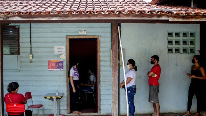 Ciudadanos hacen fila para depositar su voto en Amapá.