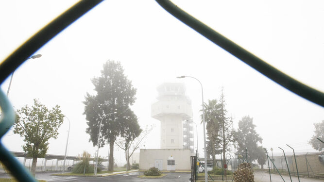 Imagen de la torre de control del aeropuerto sumida en la niebla este martes.