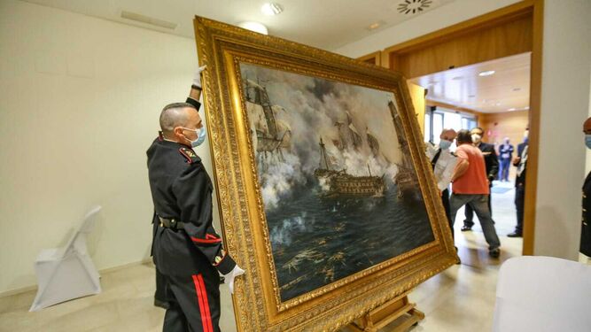 Momento del movimiento del cuadro 'El último combate del Glorioso' para ser colocado en el Museo Naval de San Fernando.