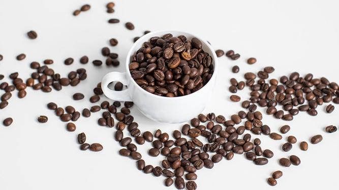 Los granos de café ayudan a la microcirculación de la cara y favorecen su buen aspecto.