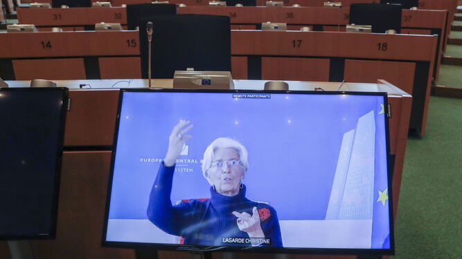 Christine Lagarde comparece, ayer, de forma telemática en la Eurocámara.