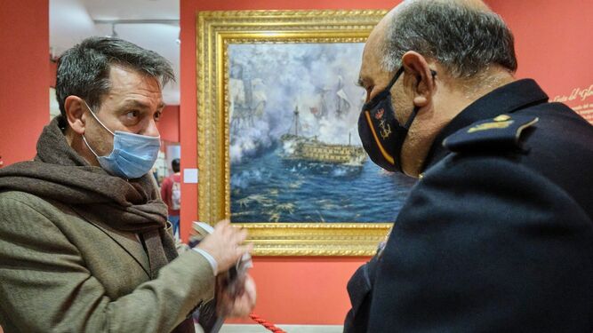 Ferrer-Dalmau con el conservador del Museo Naval de San Fernando, ante el cuadro del 'Glorioso'.