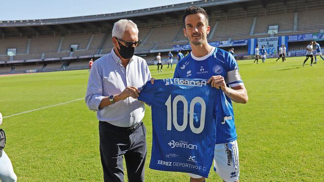 Rafael Coca, presidente del Xerez DFC, entrega a Bello una camiseta por sus 100 partidos en el equipo