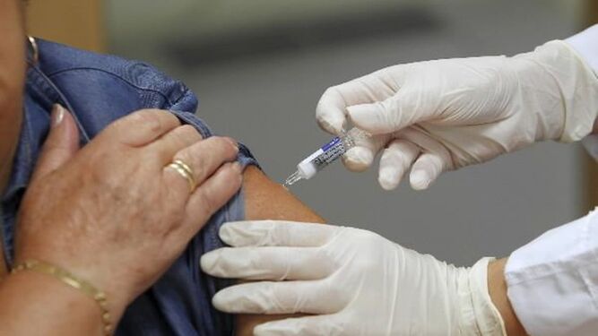 Andalucía modifica la forma de pedir la vacuna de la gripe "para priorizar" a los mayores de 65 años