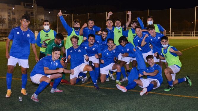 Los jugadores del Xerez DFC B celebran la victoria contra el Algaida.