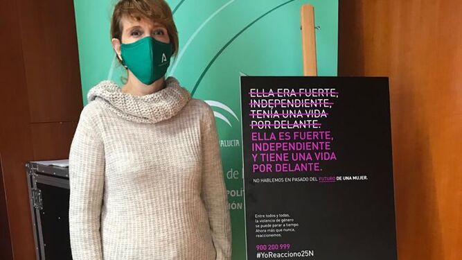 Ana Fidalgo, asesora de programa del Instituto Andaluz de la Mujer (IAM) en Cádiz, presentó la campaña de la Junta 'Yo reacciono'.