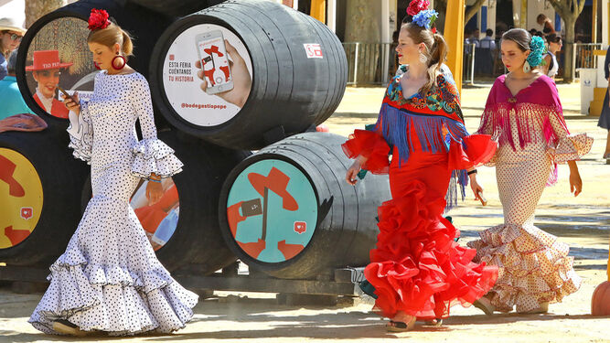 Jóvenes vestidas de flamenca durante la Feria del Caballo de 2019.