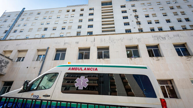 Una ambulancia en las Urgencias del Puerta del Mar.