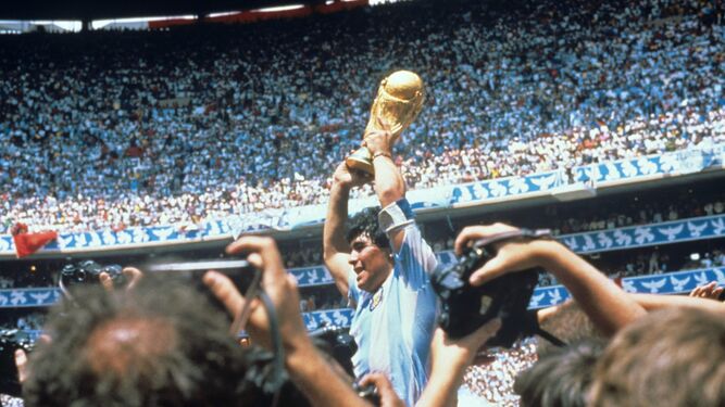 Maradona alza la Copa del Mundo de 1986 con Argentina