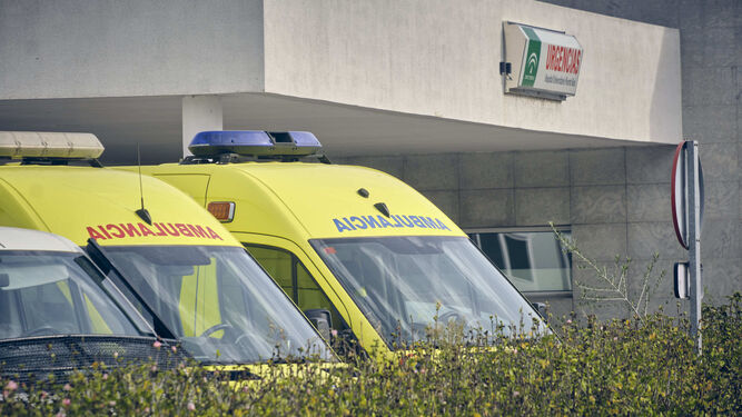 Ambulancias en la puerta de Urgencias del Hospital de Puerto Real