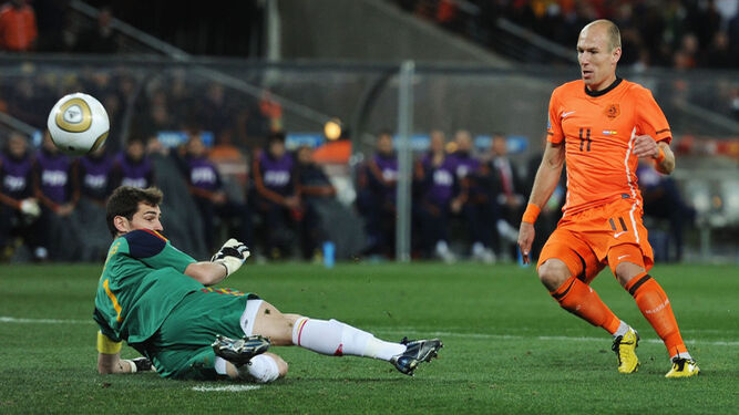 Casillas en su parada más decisiva, en la final del Mundial de 2010, ante Robben