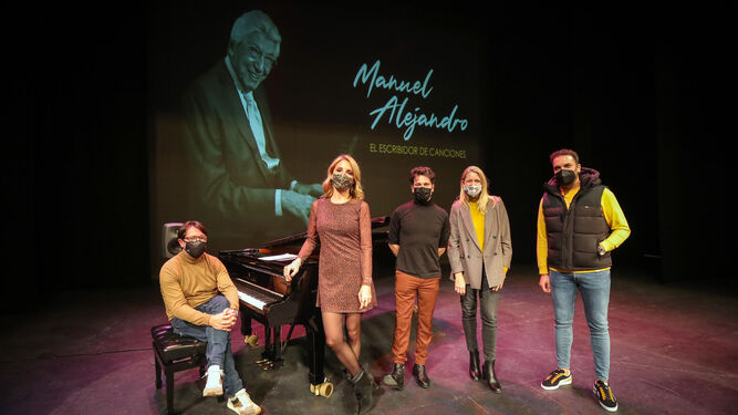 David DeMaría, Jesús Méndez y el pianista Jesús Lavilla, ayer el Teatro Villamarta con las hijas de Manuel Alejandro en los ensayos.