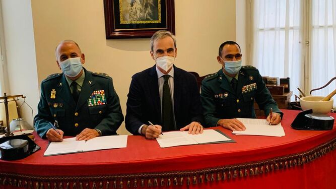 Un momento de la firma del convenio entre la Guardia Civil y el Colegio Oficial de Farmacéuticos de Cádiz