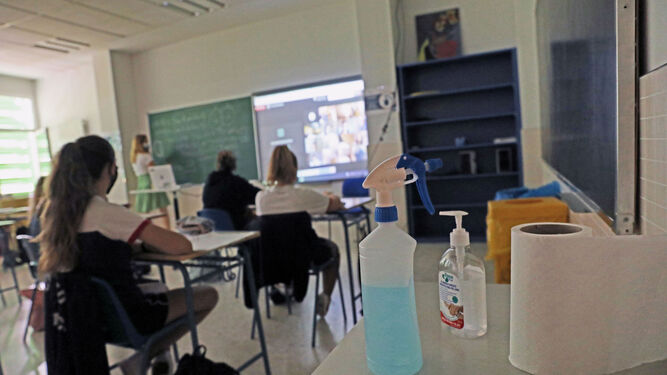 Un aula de un colegio con productos desinfectantes.
