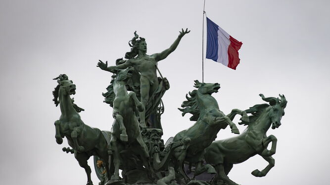 Una bandera francesa ondea este miércoles en el Grand Palais de París.