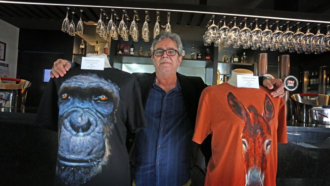 González de la Calle exhibe en el Hontoria sus originales camisetas