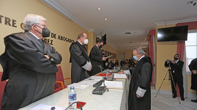 Instante en el que Federico Fernández toma posesión como nuevo decano del Colegio de Abogados de Jerez.