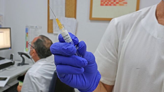 Un enfermero jerezano con una vacuna de la gripe.