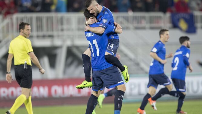 Dos futbolistas de Kosovo celebran un gol contra Islandia en un partido de 2017.