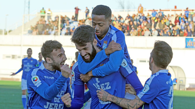 Borja, delantero del Xerez CD, felicitado por sus compañeros tras el 1-0 en La Granja el año pasado.