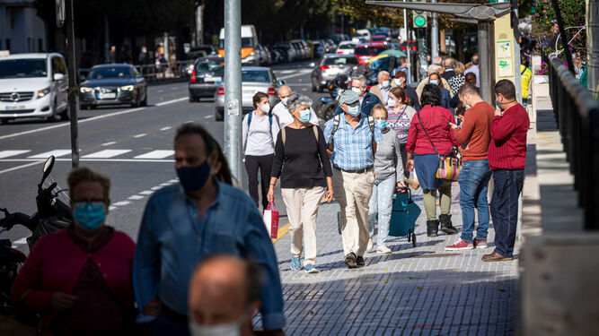 Personas con mascarillas en las cercanías del hospital Puerta del Mar.