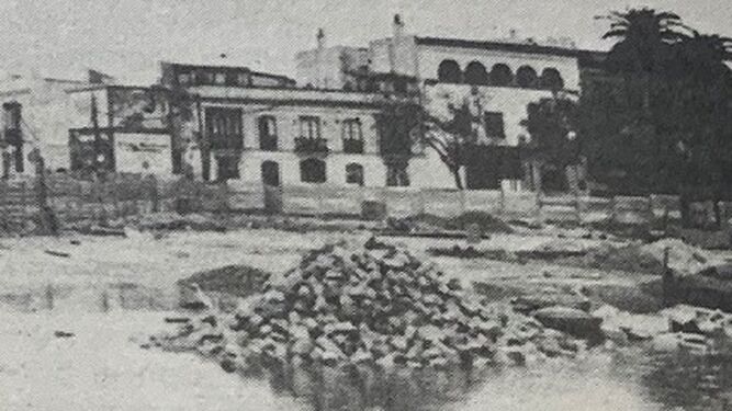La plaza del Mamelón, en su primera fase de obras, tras el derribo de las casas.