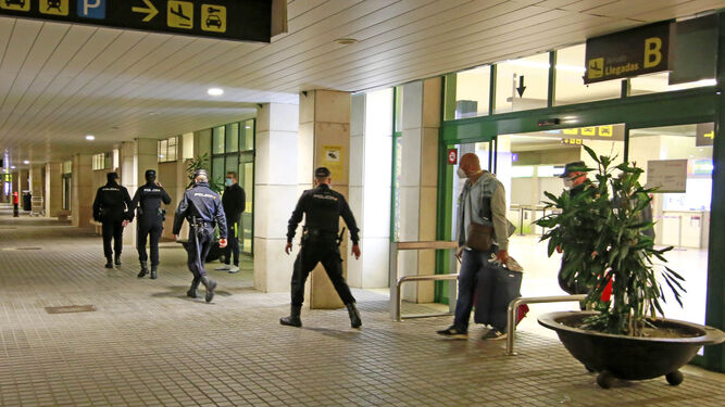 Agentes policiales, en la tarde de este lunes en el Aeropuerto de Jerez.