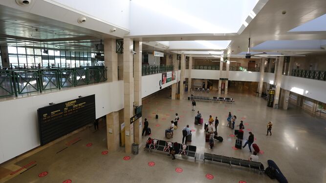 Escasos pasajeros en la terminal de salidas del aeropuerto de Jerez.