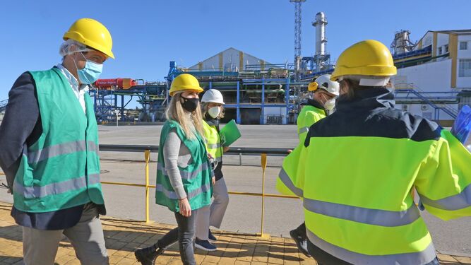 Visita reciente de la delegada del Gobierno andaluz en la provincia a la fábrica del Guadalete en señal de apoyo al sector.