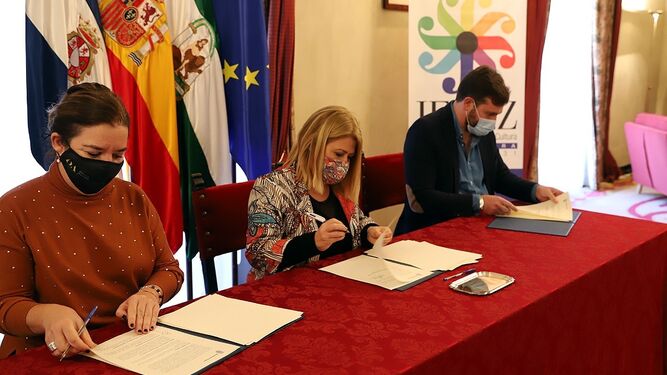 Isamay Benavente, Mamen Sánchez y Nicolás Sosa, firmando el acuerdo.