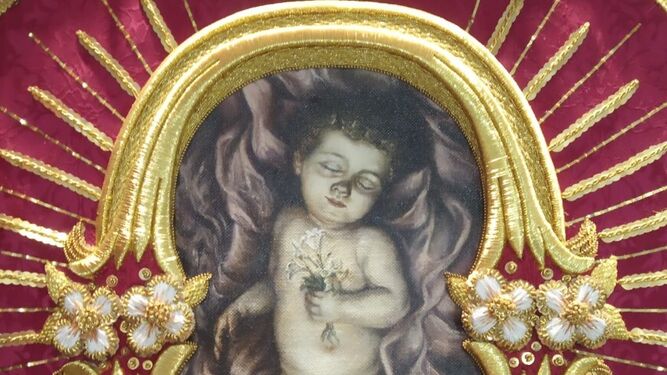 Detalle de una figura embrionaria del Niño Jesús contenido en un disco solar.