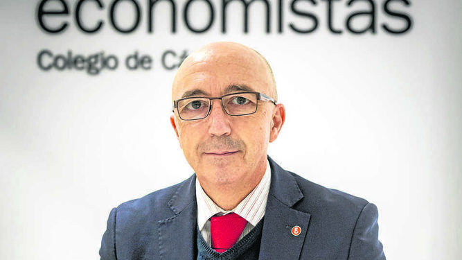 Javier Cabeza de Vaca González, decano del Colegio de Economistas.