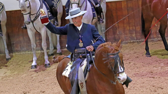 Morenés muestra su galardón, a caballo por el picadero de la Real Escuela.