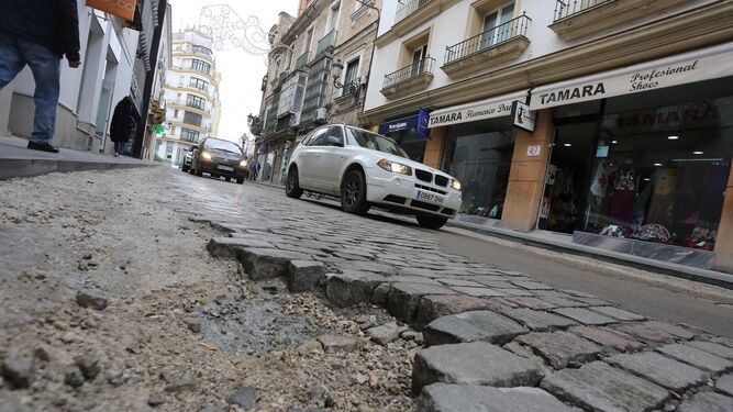 Estado de la calzada adoquinada de calle Santa María, una de las afectadas por la paralización del proyecto ahora desbloqueado.