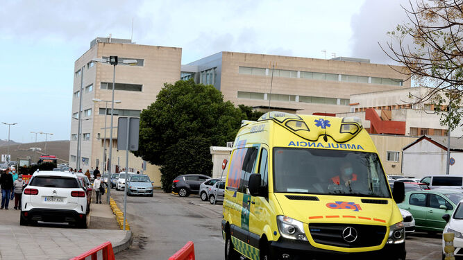 Una ambulancia del 061 en las inmediaciones del hospital de Jerez.