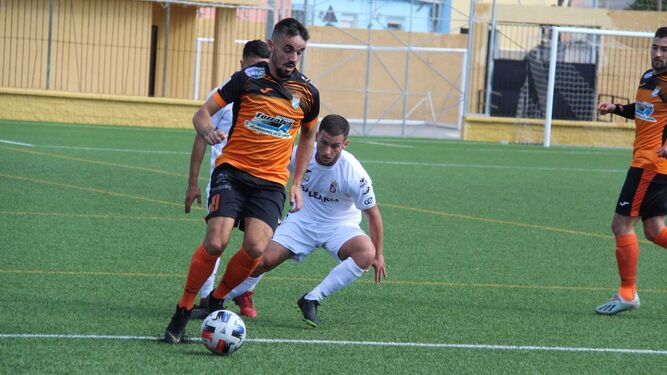 Carlos Calvo controla ante la presión de dos jugadores del Ceuta.