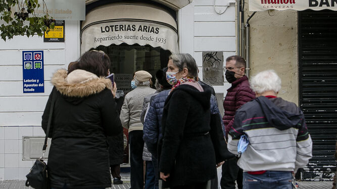 La Administración de Lotería Arias, en Cádiz, con clientes en la puerta en una imagen de este mismo mes de diciembre.