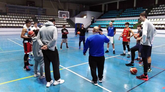 Fernando Roldán da instrucciones a sus jugadores en un entrenamiento en el Ruiz-Mateos.