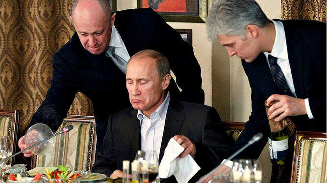El chef de Putin le sirve un plato al mandatario ruso.