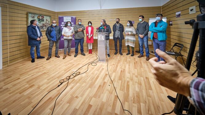 Los participantes en el encuentro a favor de la industria gaditana en la sede de Podemos Cádiz.