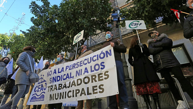 El comité, protagonizando una nueva protesta frente al Ayuntamiento.