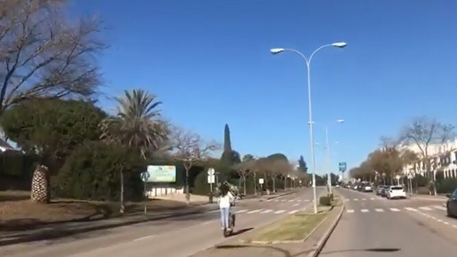 Dos menores en un patinete y en sentido contrario en una avenida de Jerez (captura de vídeo).