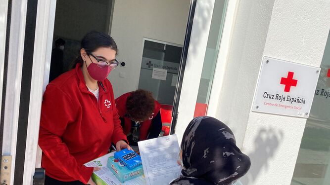 Imagen de la entrega de juguetes en la sede de Cruz Roja en Jerez.
