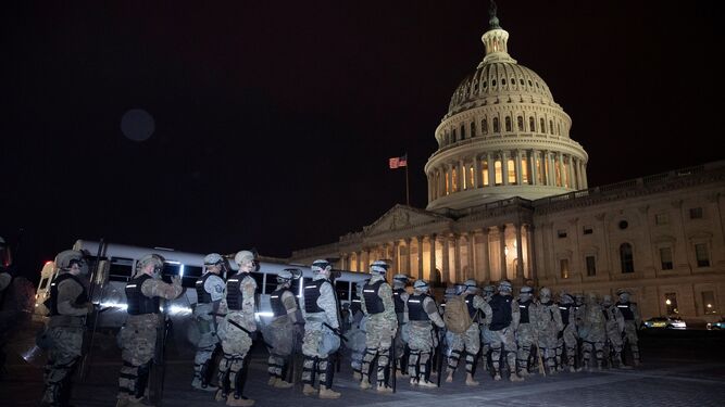 La Guardia Nacional forma ante el Capitolio.