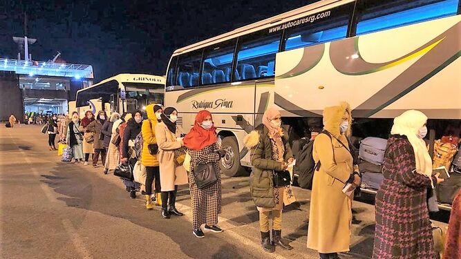 Primer contingente de trabajadoras subiendo a los autobuses con destino Huelva.