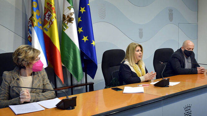 La alcaldesa, Mamen Sánchez, junto a la delegada de Acción Social, Carmen Collado, y el edil de IU, Raúl Ruiz-Berdejo.