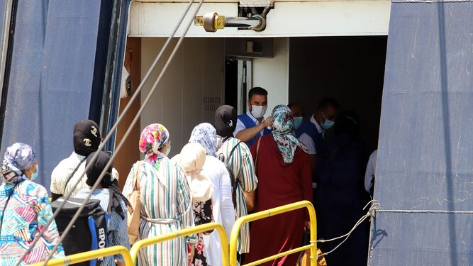 Temporeras marroquíes regresan a su país desde el Puerto de Huelva, el pasado mes de julio.