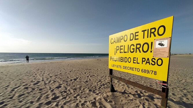 Cartel colocado en la playa de Camposoto que prohíbe el paso por el campo de tiro.