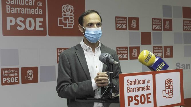 El alcalde de Sanlúcar, Víctor Mora, en una comparecencia pública como secretario local del PSOE.